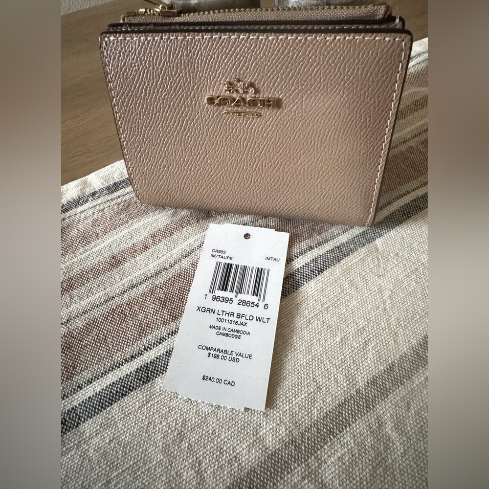COACH| EUC Bifold Wallet - Picture 2 of 9